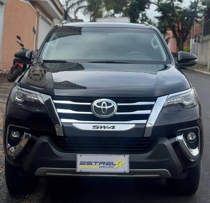 TOYOTA HILUX SW4 2.8 SRX 4X4 7 LUGARES 16V TURBO INTERCOOLER DIESEL 4P AUTOMÁTICO TOYOTA HILUX SW4 2.8 SRX 4X4 7 LUGARES 16V TURBO INTERCOOLER DIESEL 4P AUTOMÁTICO